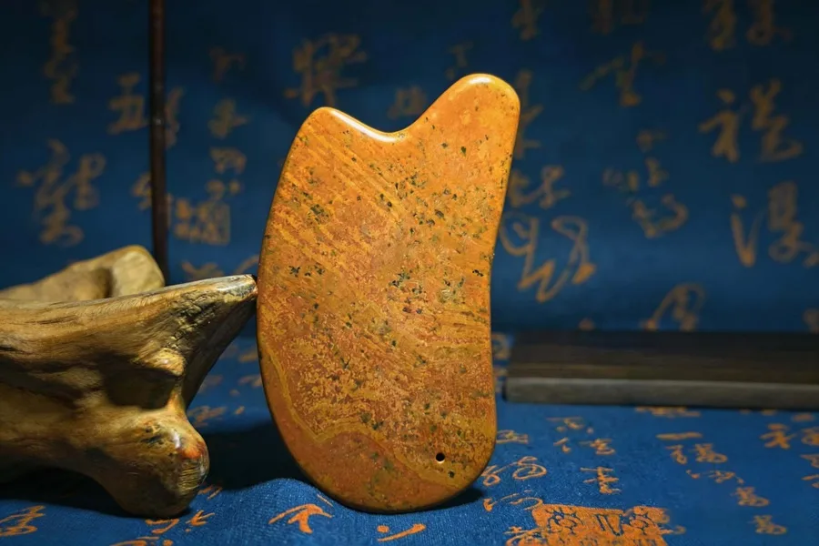 Bian Stone Energy Cup_2 Bian Stone contains more than 30 trace elements and minerals beneficial to the human body. When used with our traditional Chinese herbal moxa sticks, it can release natural far-infrared rays with a wavelength range of 7–20 μm, effectively warming and unblocking meridians, harmonizing qi and blood, dispelling cold and relieving pain, strengthening healthy qi and consolidating yang, activating the body’s immune function, and enhancing antiviral ability.