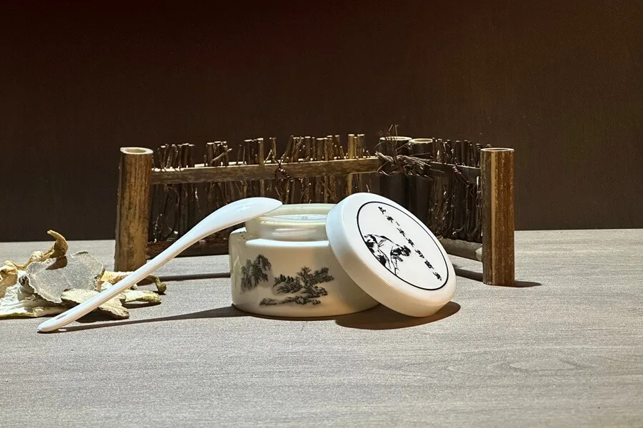 Medicine-separated Moxibustion_3 This set features a super-concentrated Miao herbal paste expertly combined with time-honored moxibustion therapy