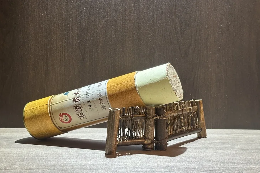 Stone‑ground Thunder Fire Moxibustion_2 Selected from the first-harvest pure mugwort leaves, our product adopts stone-ground low-temperature cold processing for fine grinding and down extraction.