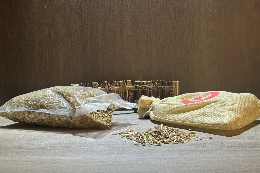 Miao Herbal Heat Pack_3 Features authentic herbs sourced from traditional Miao practices.